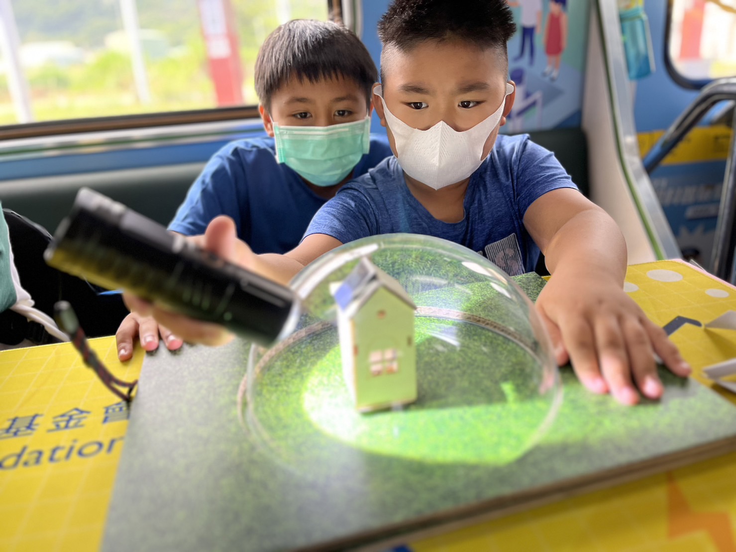 5001拉斯维加斯參與基礎科學主題車廂，以STEAM教學精神，設計「逐日科學家」、「太陽能工程師」以及「淨零建築師」三大能源科普課程和實驗